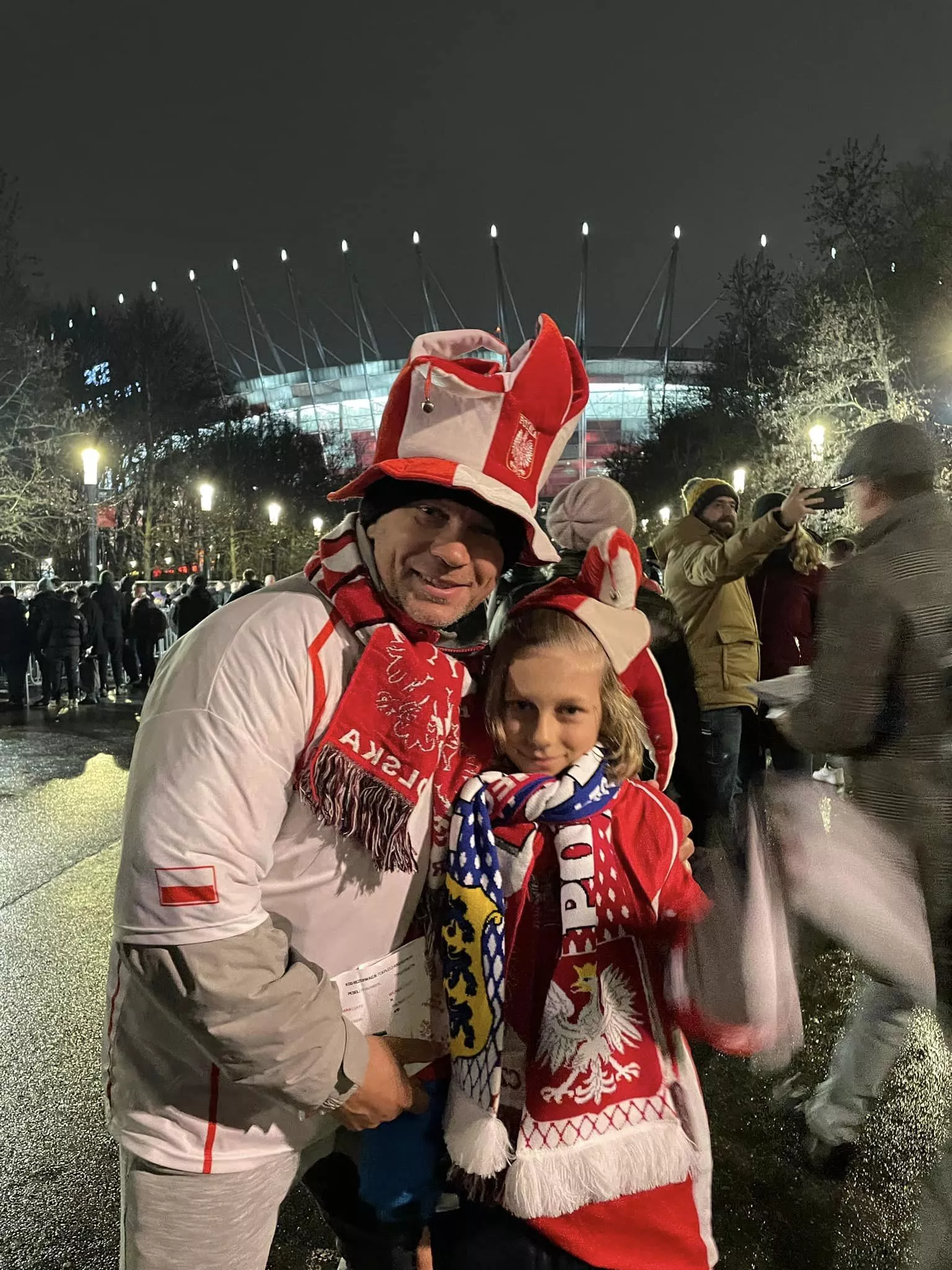 Gwiazda disco polo na meczu Polska - Estonia. Ojcowski wyjazd na mecz